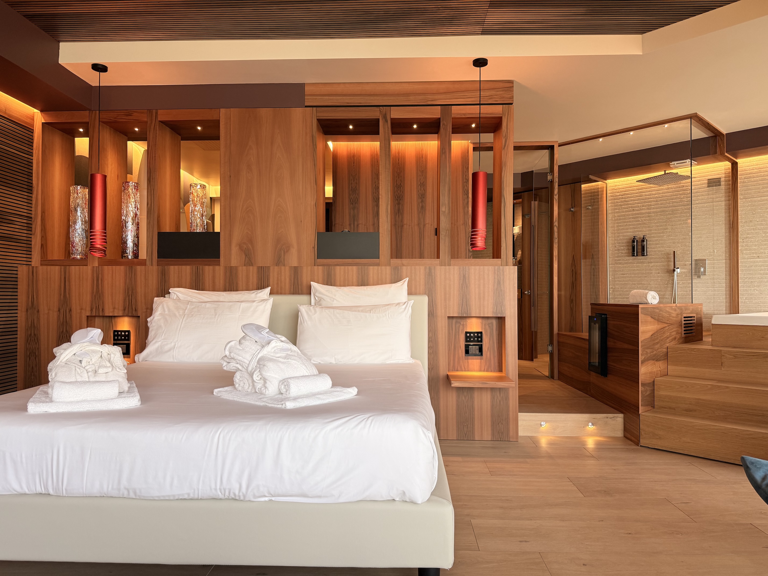 Junior Suite with Jacuzzi, Terrace and Partial Lake View