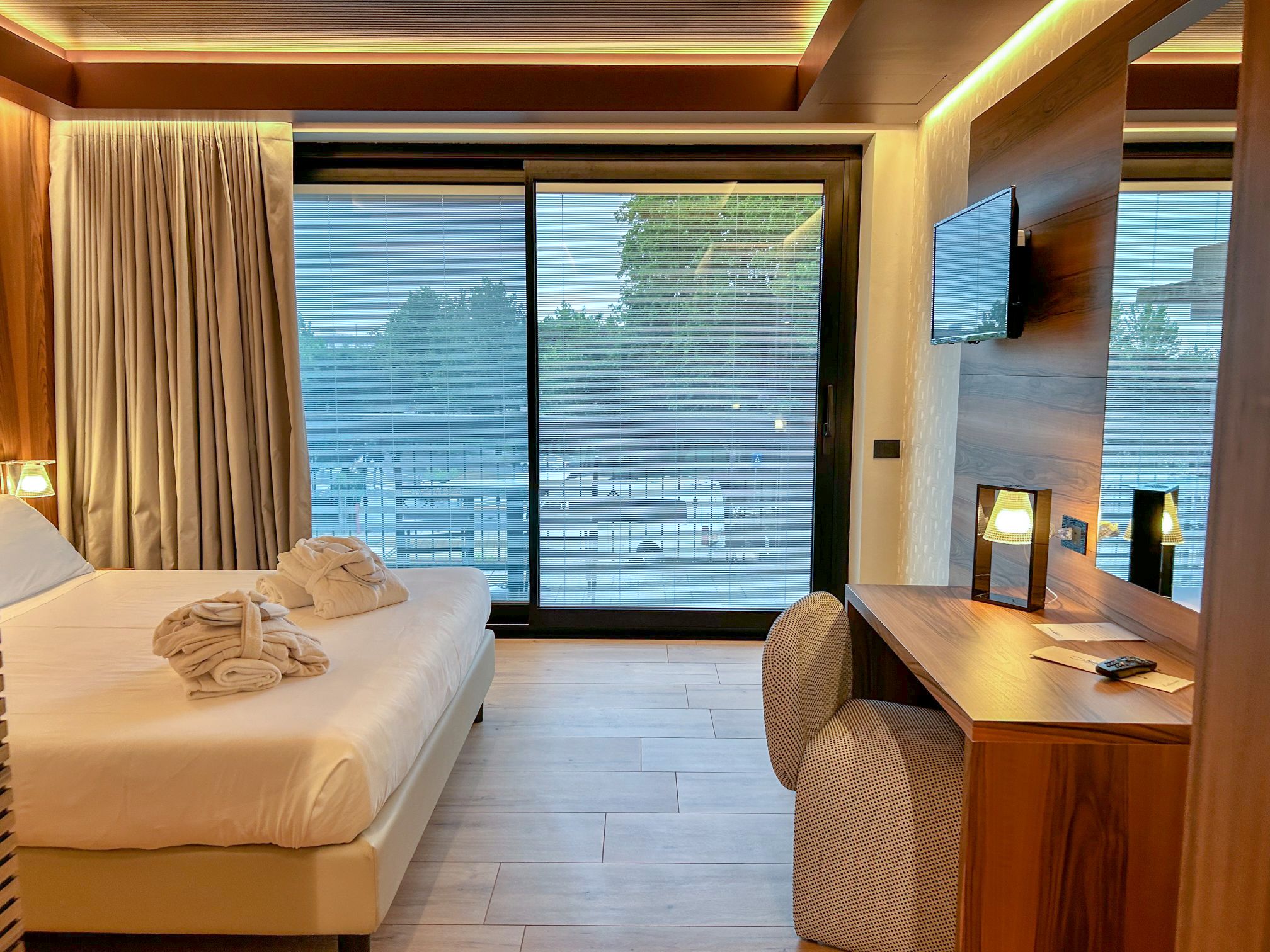 Executive Communicating mit teilweisem Seeblick und Balkon